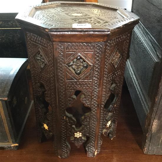Small Oriental table(-)